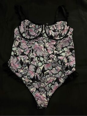 NWT Torrid Floral & Butterfly Print Bodysuit Size 2